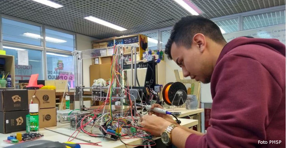 Rede Fab Lab Livre oferece cursos gratuitos sobre robótica, eletrônica e marcenaria